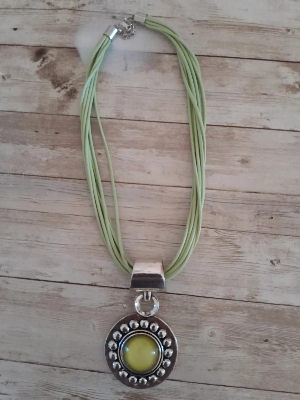 Collier pendentif au style bohème et ethnique chic, vert clair